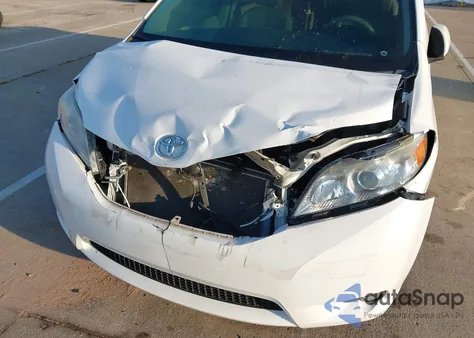 2012 Toyota Sienna Xle V6 8 Passenger z USA, uszkodzony, nr VIN 5TDYK3DC0CS210067